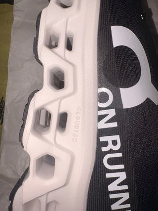 On Running Cloudmonster (1st gen) Negro/Blanco