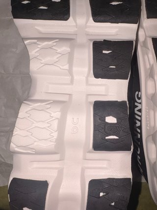 On Running Cloudmonster (1st gen) Negro/Blanco