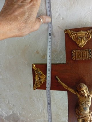 Crucifijo de madera con detalles dorados