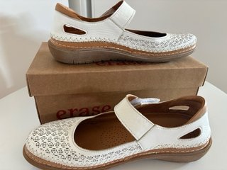 Sandalias Erase blancas con tira