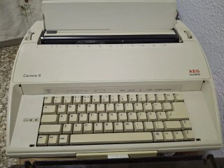 Máquina de escribir AEG Olympia Carrera S