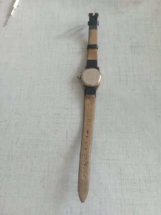 Reloj de pulsera Japona negro y dorado