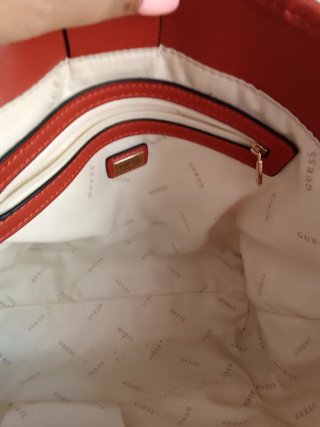 Bolso Guess tipo capazo beige y naranja