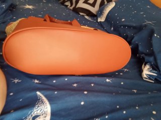 Bolso Guess tipo capazo beige y naranja