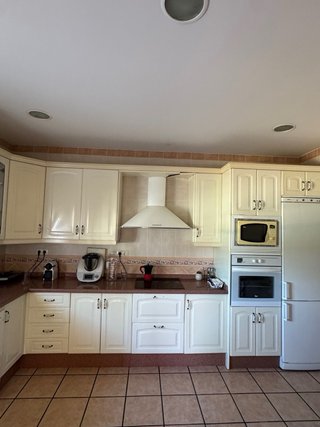 Campana extractora de cocina blanca