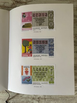 Los sellos, billetes e iconos de la Democracia