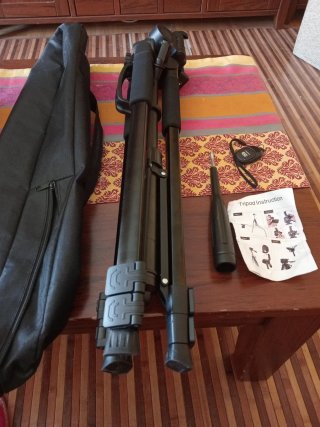 Trípode de cámara con funda y accesorios