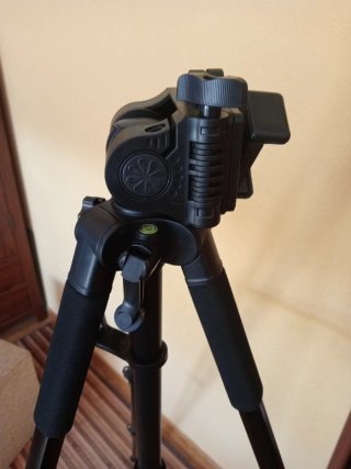 Trípode de cámara con funda y accesorios