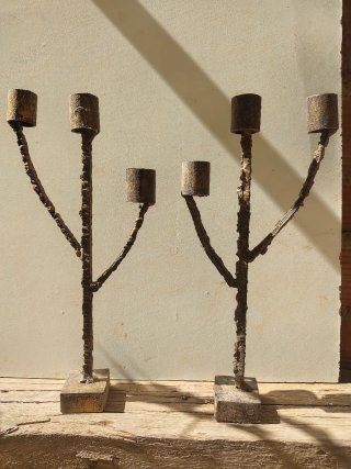 Candelabro de metal plateado