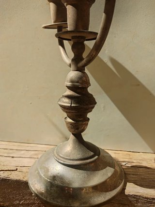Candelabro de metal plateado
