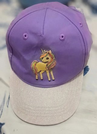 Gorra Morada y Blanca con Unicornio