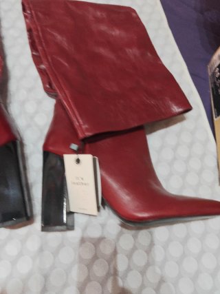 Botas altas de tacón rojo y negro