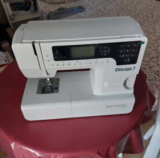 Máquina de coser y bordar Bernette Chicago 7