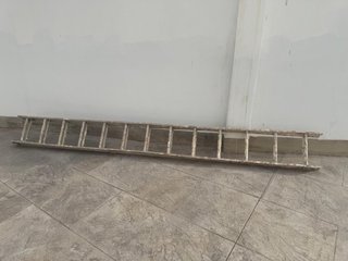 Escalera metálica de obra