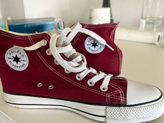 Deportivas altas estilo Converse rojas