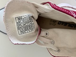 Deportivas altas estilo Converse rojas
