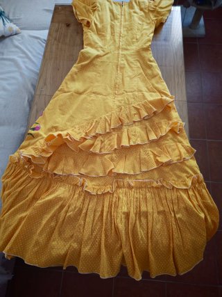 Bata flamenca amarilla con lunares