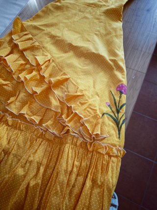 Bata flamenca amarilla con lunares