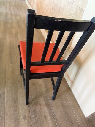 Sillas de madera con asiento rojo