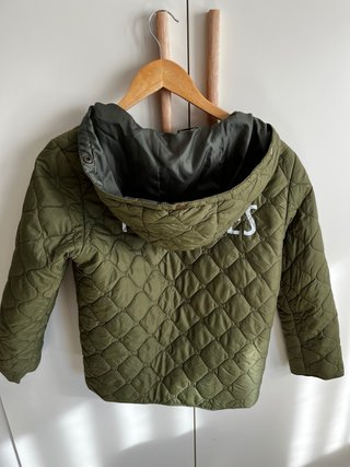 Chaqueta acolchada verde con capucha