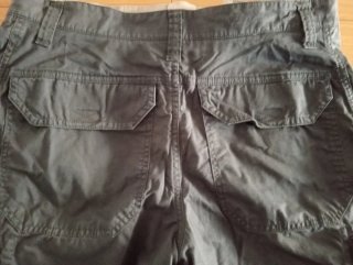 Pantalón corto cargo marrón.