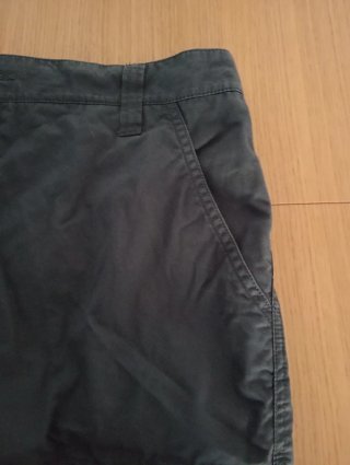 Pantalón corto cargo marrón.