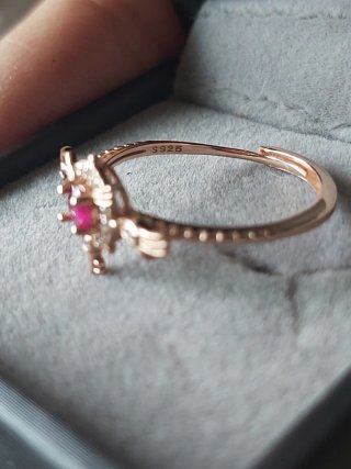 Anillo llave alada con rubí