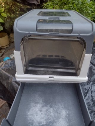 Arenero para gatos con puerta