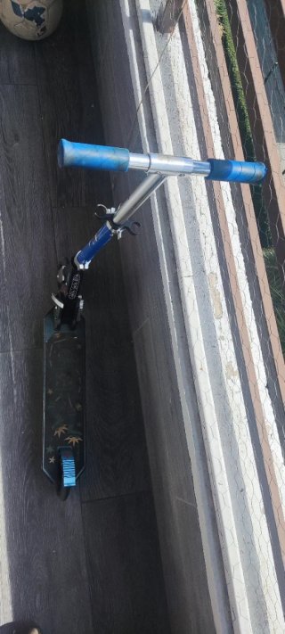 Patinete infantil azul en buen estado