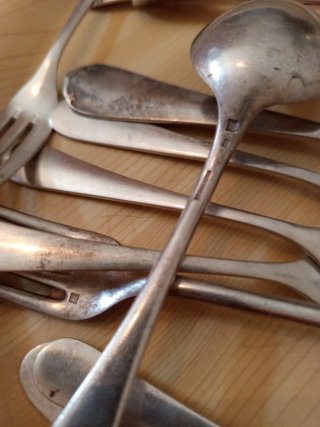 Antiguos cubiertos de plata o alpaca lo desconozco
