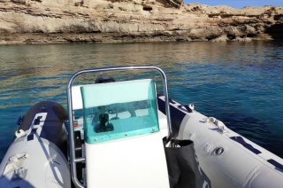 Barca semirrígida con motor Suzuki y remolque.