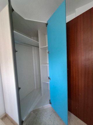 Armario de madera esquinero