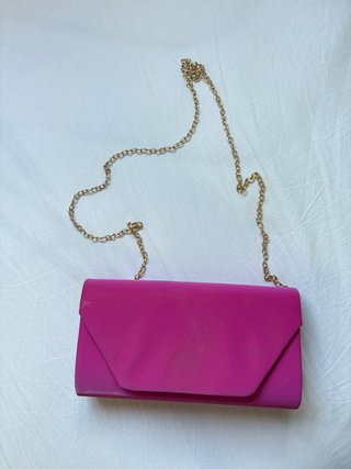 Bolso de fiesta fucsia con cadena dorada