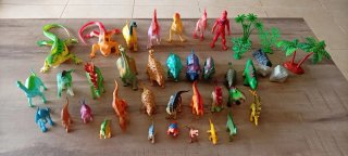 Lote de dinosaurios de juguete.  Hay más de 30.