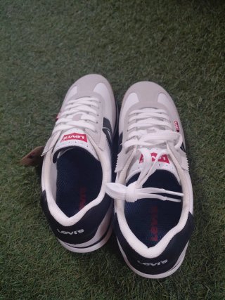 Zapatillas Levi's grises y blancas