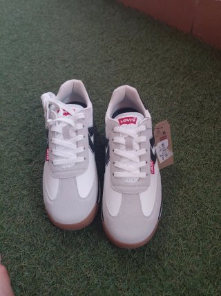 Zapatillas Levi's grises y blancas
