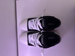 Zapatos Numeris Negros y Blancos