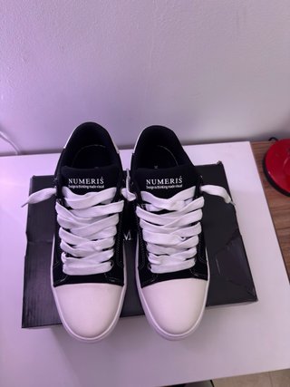 Zapatos Numeris Negros y Blancos