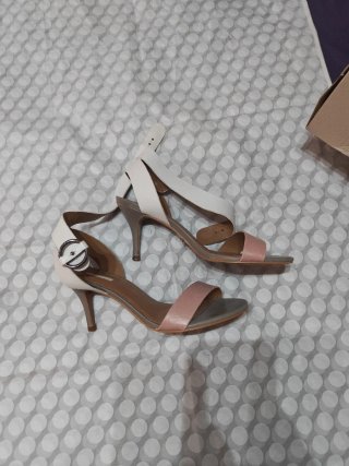 Sandalias de tacón blancas, rosas y plateadas
