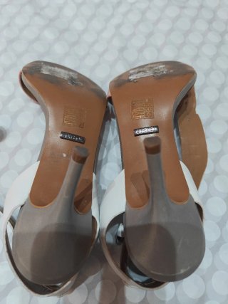 Sandalias de tacón blancas, rosas y plateadas