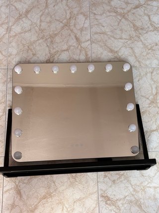 Espejo grande con luces de mesa