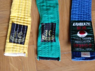 Cinturones Artes Marciales amarillo, verde y azul