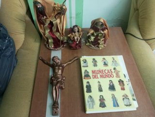 Libro Muñecas del Mundo y figuras