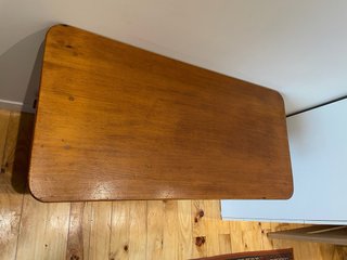 Escritorio de madera antiguo