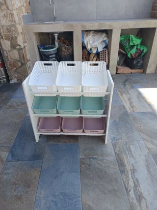 Estantería infantil con cestas blancas