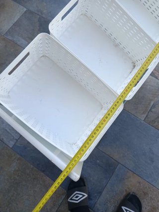 Estantería infantil con cestas blancas