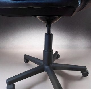 Silla de oficina giratoria negra