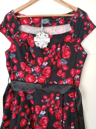 Vestido Pin Up Negro y Rojo Nuevo. Con cancan rosa