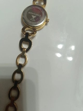 Reloj dorado con pedrería