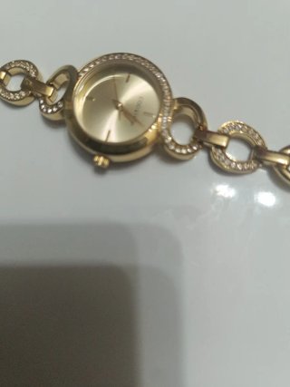 Reloj dorado con pedrería